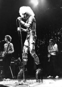 Mr Waybill figured that if he could work out how to lower the mic stand he could wear his comfy flat shoes