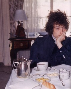 Bob tries to find inspiration over a coffee..... come on Bob, Noel Gallagher sat at the same table and wrote "Roll With It"